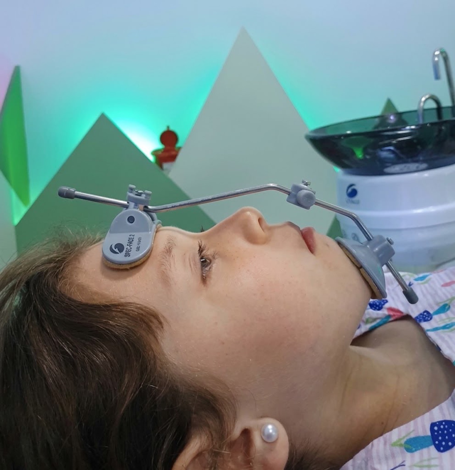 Niño durante una valoración de ortopedia maxilar con arco facial